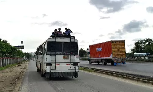 Haryana :  रेवाड़ी में निजी बसों द्वारा वसूला जा रहा है ‘अधिक’ किराया, शिकायत दर्ज