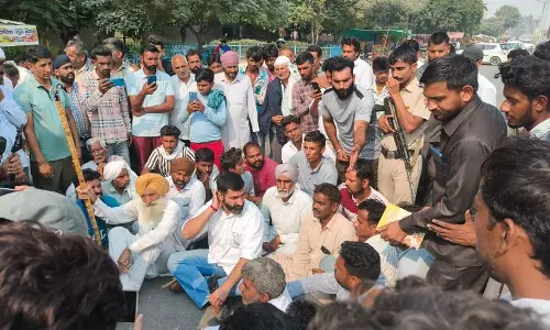 Haryana : सिरसा में डीएपी खाद की कमी के विरोध में किसानों ने किया प्रदर्शन Haryana : सिरसा में डीएपी खाद की कमी के विरोध में किसानों ने किया प्रदर्शन