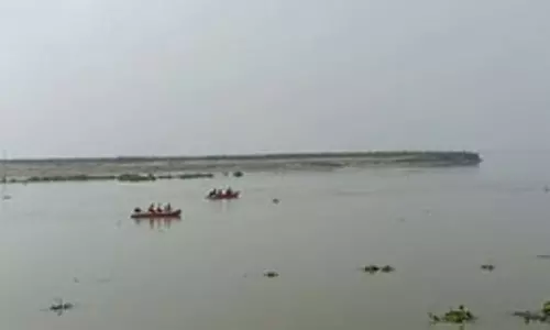 छठ से पहले हादसा, नदी में पलटी नाव, कई लोगों की मौत की खबर, VIDEO छठ से पहले हादसा, नदी में पलटी नाव, कई लोगों की मौत की खबर, VIDEO