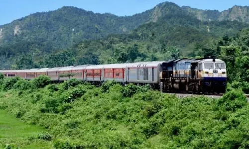 Assam : लुमडिंग-बदरपुर पहाड़ी खंड पर रेल सेवाएं पटरी से उतरने के बाद फिर से शुरू Assam : लुमडिंग-बदरपुर पहाड़ी खंड पर रेल सेवाएं पटरी से उतरने के बाद फिर से शुरू