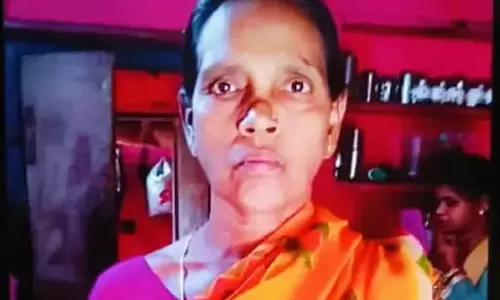 ट्रेन के नीचे आई महिला यात्री, मौत ट्रेन के नीचे आई महिला यात्री, मौत
