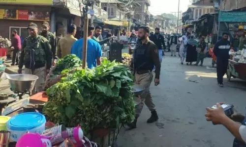 सड़क पर अतिक्रमण पर कार्रवाई न होने से GMC बारामुल्ला के मरीज परेशान