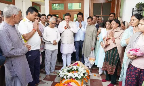 Dehradun: सीएम धामी हिंदुस्तान अखबार के पूर्व संपादक का निधन, पैदल शवयात्रा में हुए शामिल