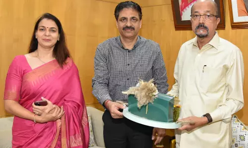 राज्यपाल रमेन डेका से छत्तीसगढ़ विधानसभा के ओएसडी सिसौदिया ने सौजन्य भेंट की