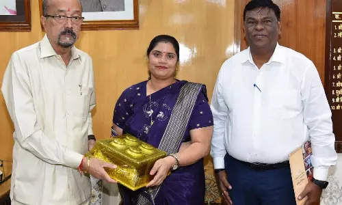 राज्यपाल डेका को छत्तीसगढ़ राज्य बाल अधिकार संरक्षण आयोग के सदस्य ने वार्षिक रिपोर्ट सौंपी