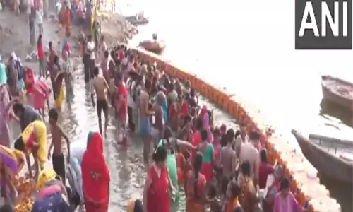 Uttar Pradesh: भाई दूज पर भक्तों ने यमुना नदी में पवित्र डुबकी लगाई