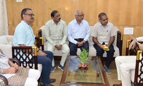राज्यपाल डेका से छत्तीसगढ़ सरस्वती शिक्षा संस्थान के सचिव सक्सेना ने मुलाकात की