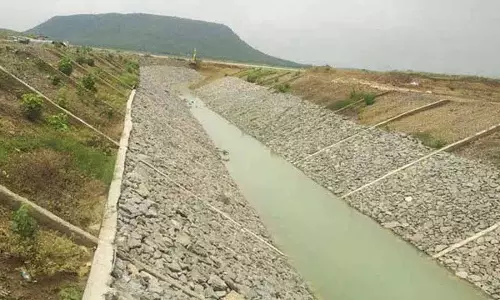 Warangal में देवदुला परियोजना की पाइपलाइन फट गई Warangal में देवदुला परियोजना की पाइपलाइन फट गई