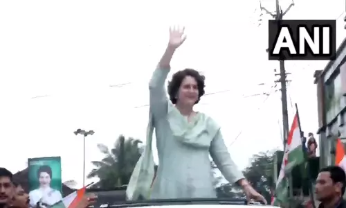 प्रियंका गांधी वाड्रा में किया रोड शो, देखें VIDEO...