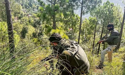 Bandipur में उग्रवादियों के साथ गोलीबारी, तलाशी अभियान जारी Bandipur में उग्रवादियों के साथ गोलीबारी, तलाशी अभियान जारी