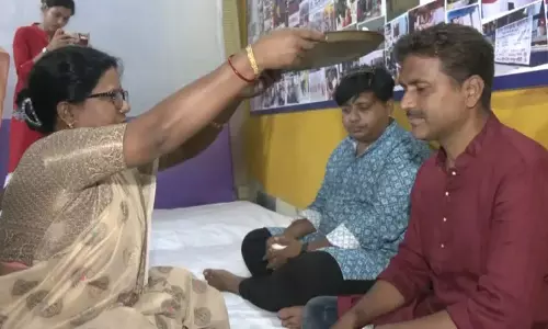 Kolkata: सोनागाछी में सेक्स वर्कर्स ने भाई दूज मनाया Kolkata: सोनागाछी में सेक्स वर्कर्स ने भाई दूज मनाया