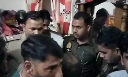 थप्पड़ ने कैसे बिगाड़ा पूरा खेल? जमकर हंगामा, पुलिसकर्मियों को बंधक बनाया थप्पड़ ने कैसे बिगाड़ा पूरा खेल? जमकर हंगामा, पुलिसकर्मियों को बंधक बनाया