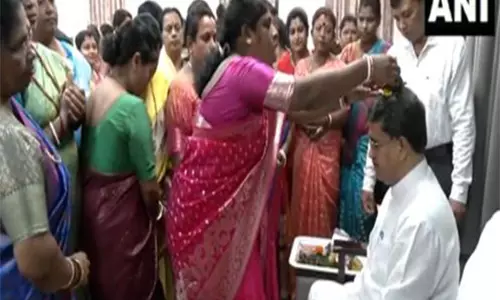 CM साहा ने अगरतला में महिला पार्टी कार्यकर्ताओं के साथ भाई दूज मनाया CM साहा ने अगरतला में महिला पार्टी कार्यकर्ताओं के साथ भाई दूज मनाया