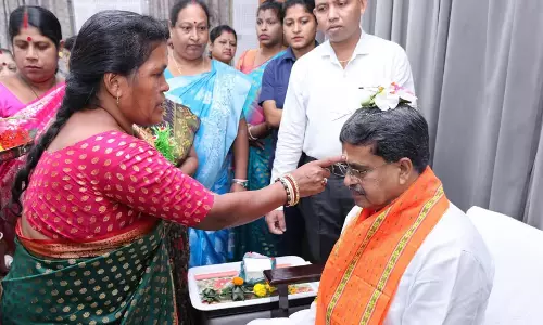 Tripura के मुख्यमंत्री भाई दूज उत्सव में पार्टी कार्यकर्ताओं के साथ शामिल हुए