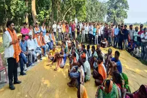 Latehar: भाजपा प्रत्याशी प्रकाश ने चलाया जनसंपर्क अभियान