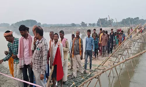 बिहार सरकार की उदासीनता के बीच, मुजफ्फरपुर में Aurai के ग्रामीणों ने चचरी पुल का किया निर्माण