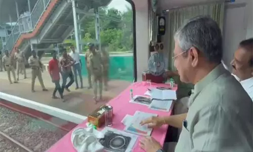Ashwini Vaishnaw ने अलुवा, कोझिकोड में रेलवे बुनियादी ढांचे और पुनर्विकास परियोजनाओं की समीक्षा की Ashwini Vaishnaw ने अलुवा, कोझिकोड में रेलवे बुनियादी ढांचे और पुनर्विकास परियोजनाओं की समीक्षा की