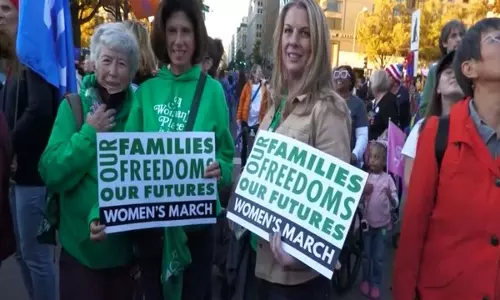 US चुनाव: उपराष्ट्रपति कमला हैरिस के समर्थन में महिला मार्च के प्रदर्शनकारी जुटे
