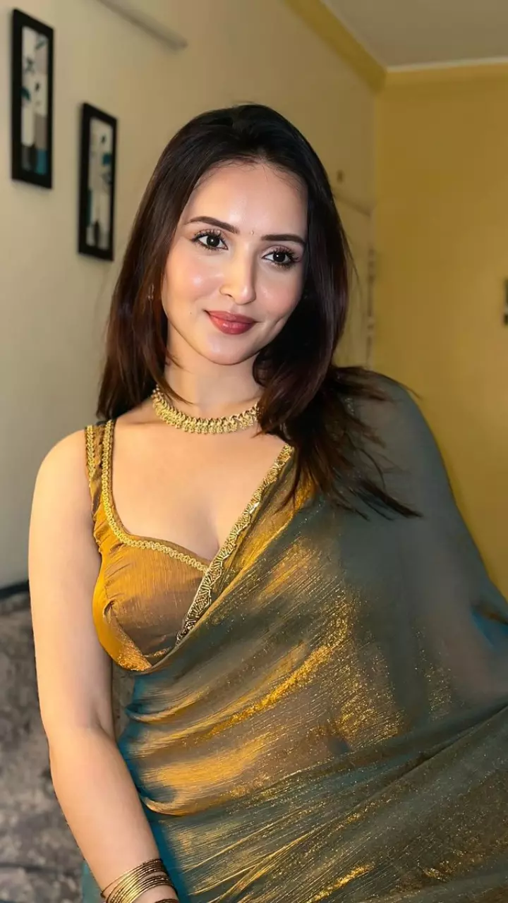 साड़ी में खूबसूरत लगी वर्षा रेखाते