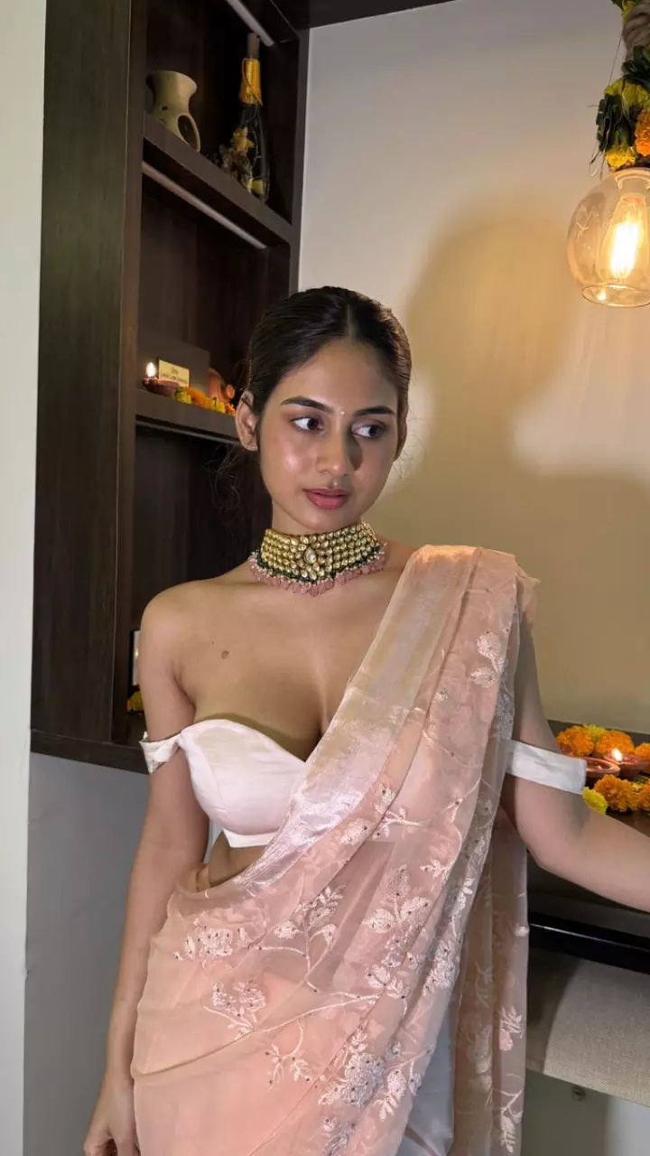 सृष्टि बन्नट्टी ने फ्लॉन्ट किया फिगर