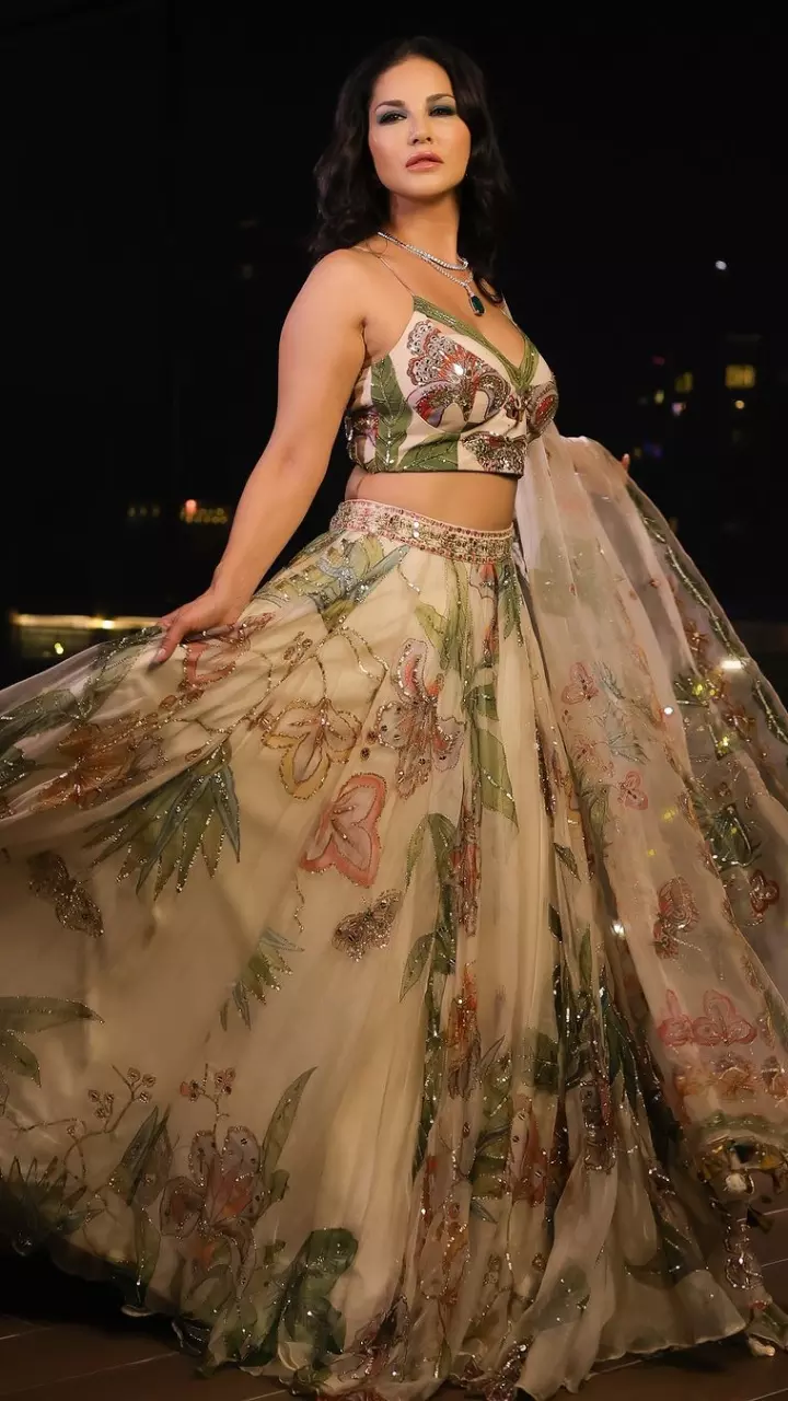 सनी लियोनी लहंगे में नजर आई