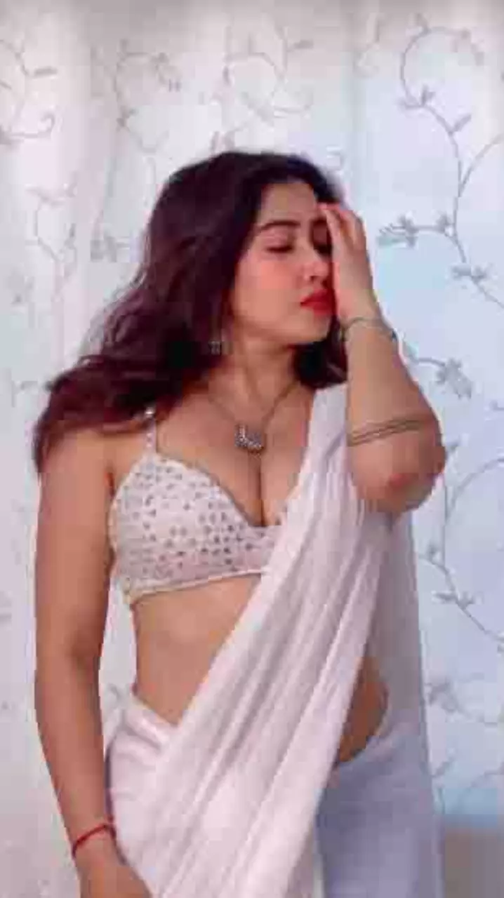 सोफ़िया अंसारी साडी में दिखी सेक्सी
