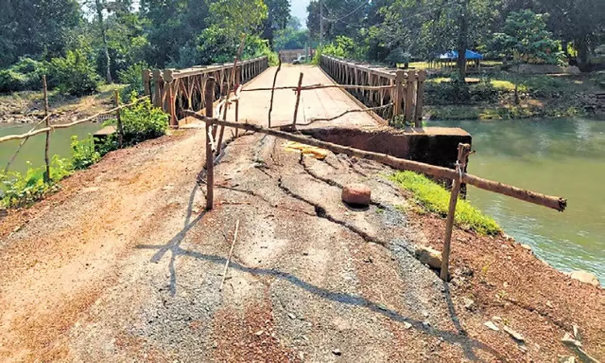 Odisha: पीथाबाटा गेट तक जाने वाली सड़क क्षतिग्रस्त होने से वाहनों की आवाजाही बाधित