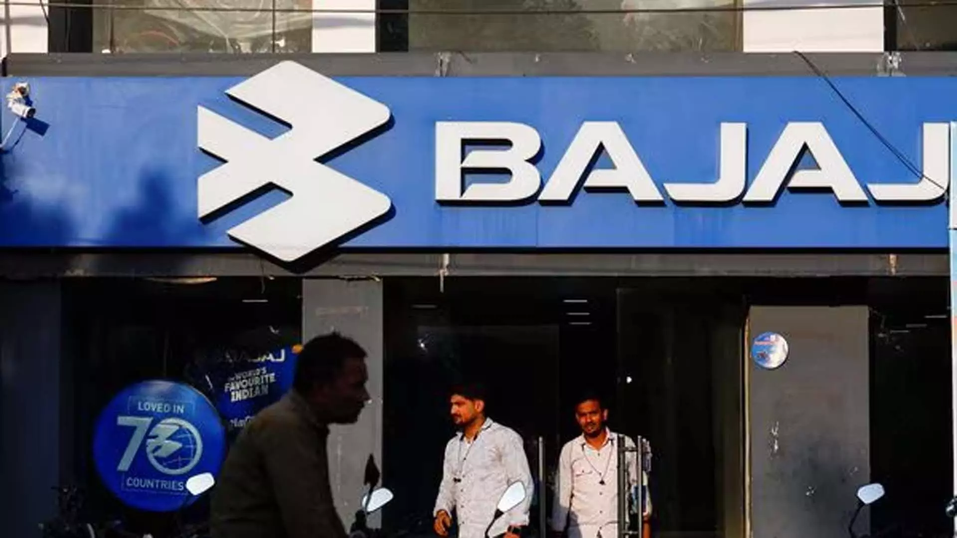 Bajaj Auto में आज 4.35% की गिरावट