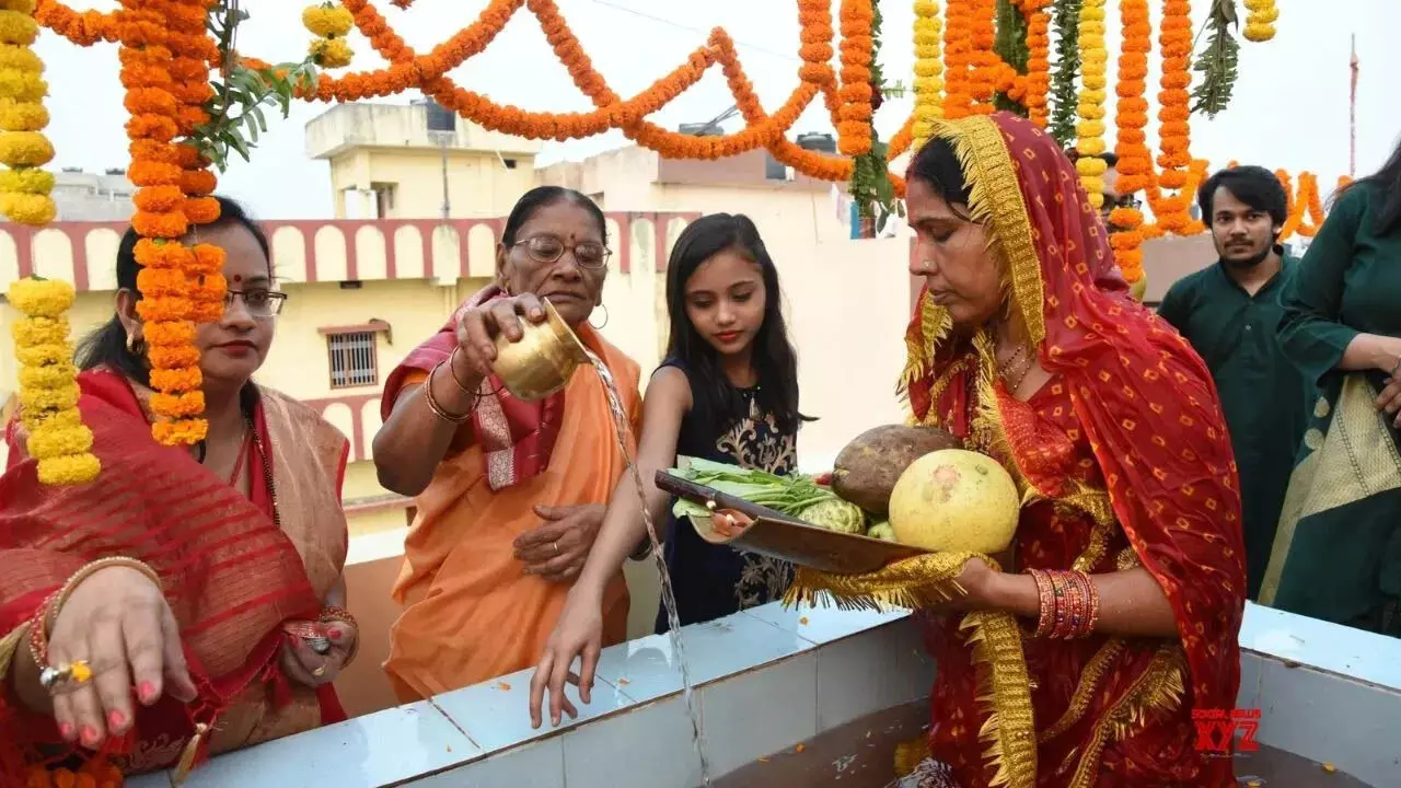 अगर आप छठ पूजा के लिए घाट  नहीं जा सकते तो घर पर ही इस तरह करें पूजा