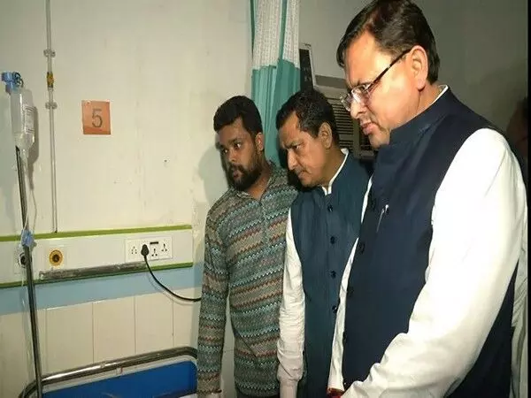 उत्तराखंड बस दुर्घटना: CM Dhami ने राम दत्त जोशी सरकारी अस्पताल में घायलों से मुलाकात की