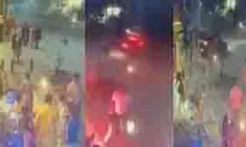 Maharashtra: पटाखे फोड़ते समय कार की चपेट में आया युवक, दर्दनाक मौत Maharashtra: पटाखे फोड़ते समय कार की चपेट में आया युवक, दर्दनाक मौत