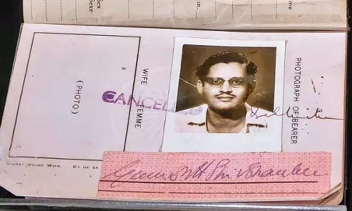 ब्रिटिश संग्रहालय में गुरु दत्त का पासपोर्ट और पत्र