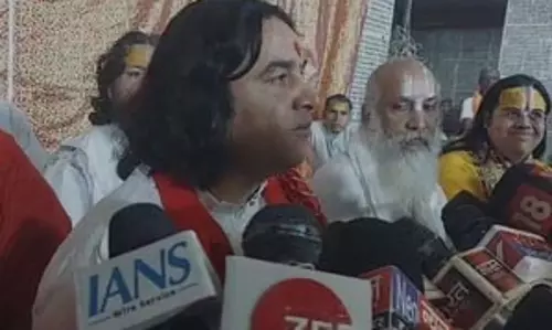 मथुरा में सनातन धर्म की बैठक में ठाकुर देवकीनंदन ने की सभी से एकजुट होने की अपील