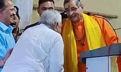 भाजपा के पूर्व सांसद आरके सिन्हा ने की सीएम की तारीफ, तो गदगद हुए नीतीश ने छू लिए पैर भाजपा के पूर्व सांसद आरके सिन्हा ने की सीएम की तारीफ, तो गदगद हुए नीतीश ने छू लिए पैर