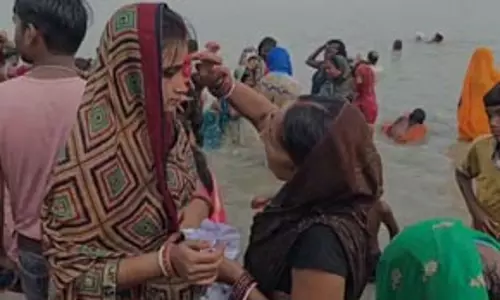 छठ से पहले व्रत रखने वाली महिलाओं ने किया गंगा स्नान