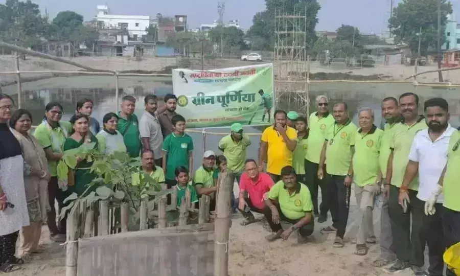 Purnia: ग्रीन पूर्णिया के सदस्य सुबह ततमा टोली पोखर पर छठ घाटों की सफाई करने पहुंचे