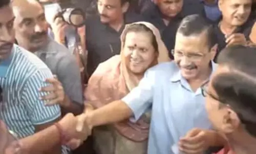 केजरीवाल ने युवा मतदाताओं से कहा - पहला वोट काम के नाम पर दें केजरीवाल ने युवा मतदाताओं से कहा - पहला वोट काम के नाम पर दें