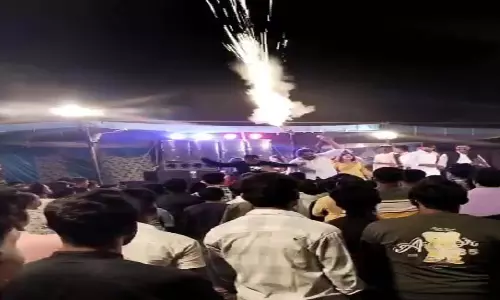 इतनी हिम्मत! बार बालाओं ने लगाए ठुमके, लुटाए नोट फायरिंग भी हुई, VIDEO