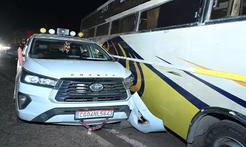 रायपुर लौट रहे मंत्री का काफिला हादसे का शिकार