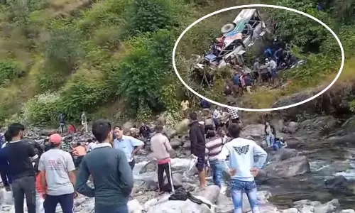 यात्रियों से भरी बस खाई में गिरी, 10 से ज्यादा मौत की खबर