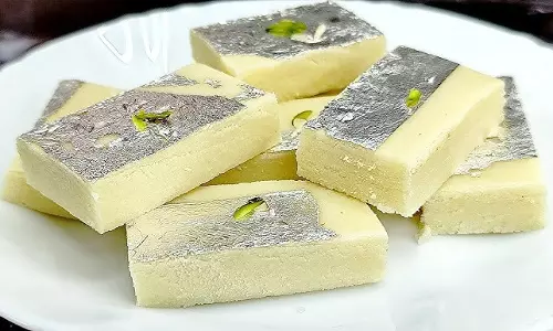 Barfi: हलवाई जैसी बर्फी, स्वाद के सभी हो जाएंगे फैन Barfi: हलवाई जैसी बर्फी, स्वाद के सभी हो जाएंगे फैन