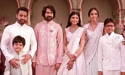 Actor Narne Nithin ने स्टार-स्टडेड इवेंट में शिवानी तल्लुरी से सगाई की Actor Narne Nithin ने स्टार-स्टडेड इवेंट में शिवानी तल्लुरी से सगाई की