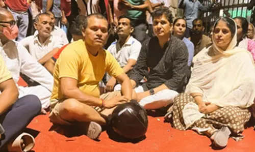 Delhi: छठ पूजा को लेकर आम आदमी पार्टी और भाजपा में घमासान Delhi: छठ पूजा को लेकर आम आदमी पार्टी और भाजपा में घमासान