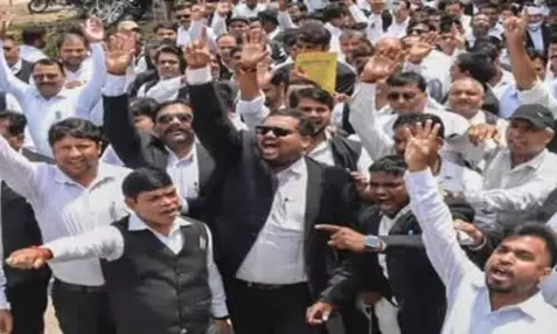 Prayagraj: गाजियाबाद डिस्ट्रिक्ट कोर्ट में लाठीचार्ज के विरोध में हाईकोर्ट के वकीलों ने किया कार्य बहिष्कार