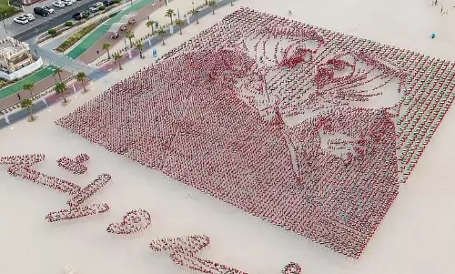 WATCH: 11600 यूएई झंडों से बनाए गए संस्थापक पिताओं के चित्र WATCH: 11600 यूएई झंडों से बनाए गए संस्थापक पिताओं के चित्र