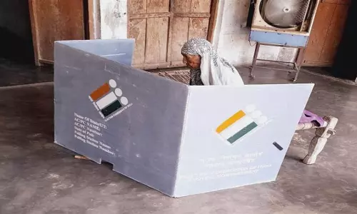 Khunti: वृद्धों और दिव्यांग मतदाताओं की कराई गई होम वोटिंग
