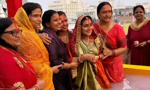 Chhath Puja के दौरान इन रंगों को पहनना शुभ होता Chhath Puja के दौरान इन रंगों को पहनना शुभ होता