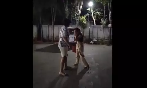 बाल पकड़कर युवक ने सोसाइटी में गर्लफ्रेंड को मारा थप्पड़, हुआ गिरफ्तार, VIDEO