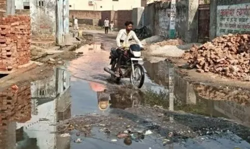 Morna: हनुमंतधाम के आसपास सड़कों पर जलभराव से नागरिक बेहद परेशान
