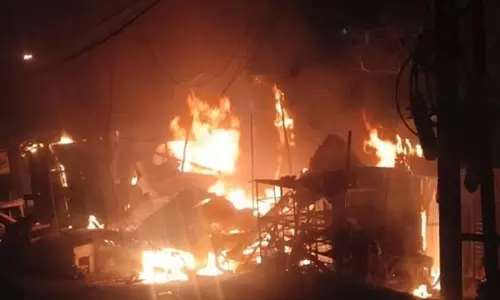 Odisha के दिगापहांडी में भोजनालय में लगी आग Odisha के दिगापहांडी में भोजनालय में लगी आग